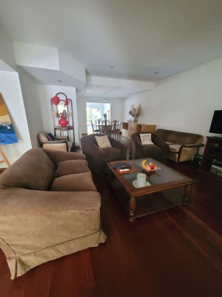 Los Troncos  Venta Chalet   4 ambientes - Quincho Parque 