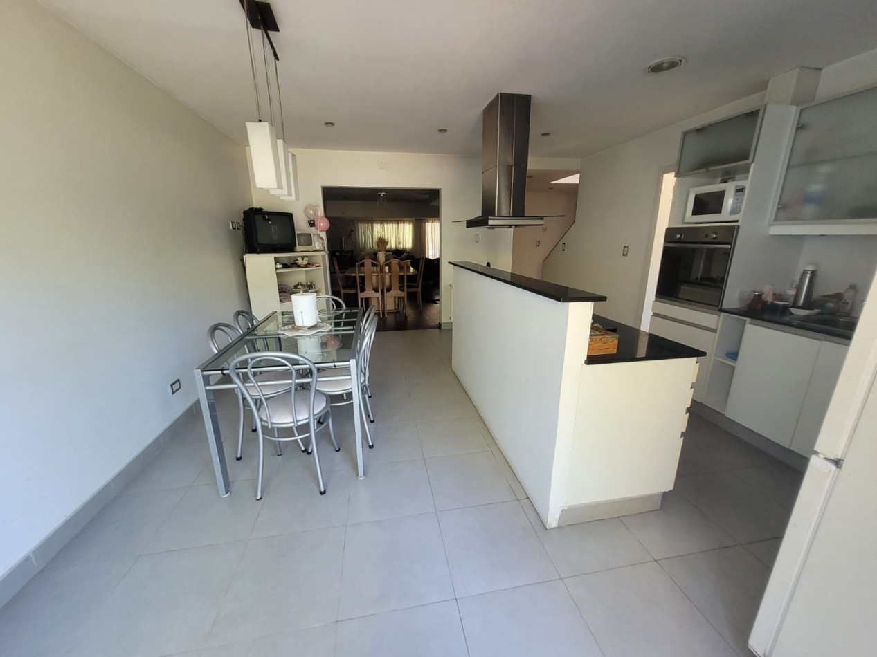 Los Troncos  Venta Chalet   4 ambientes - Quincho Parque 