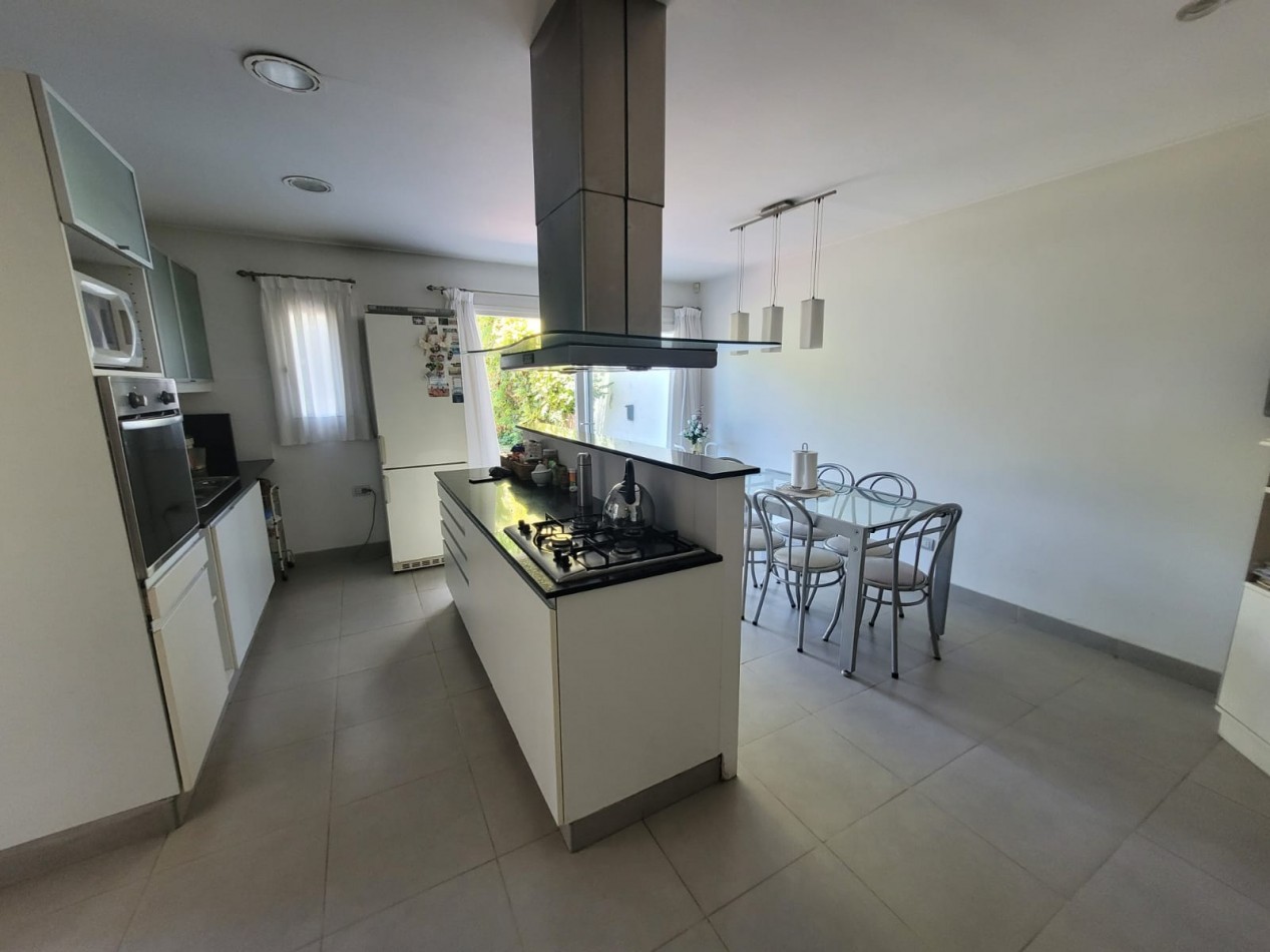 Los Troncos  Venta Chalet   4 ambientes - Quincho Parque 