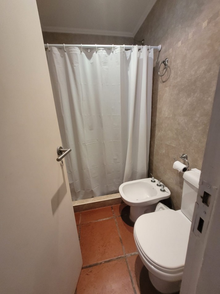 Los Troncos  Venta Chalet   4 ambientes - Quincho Parque 