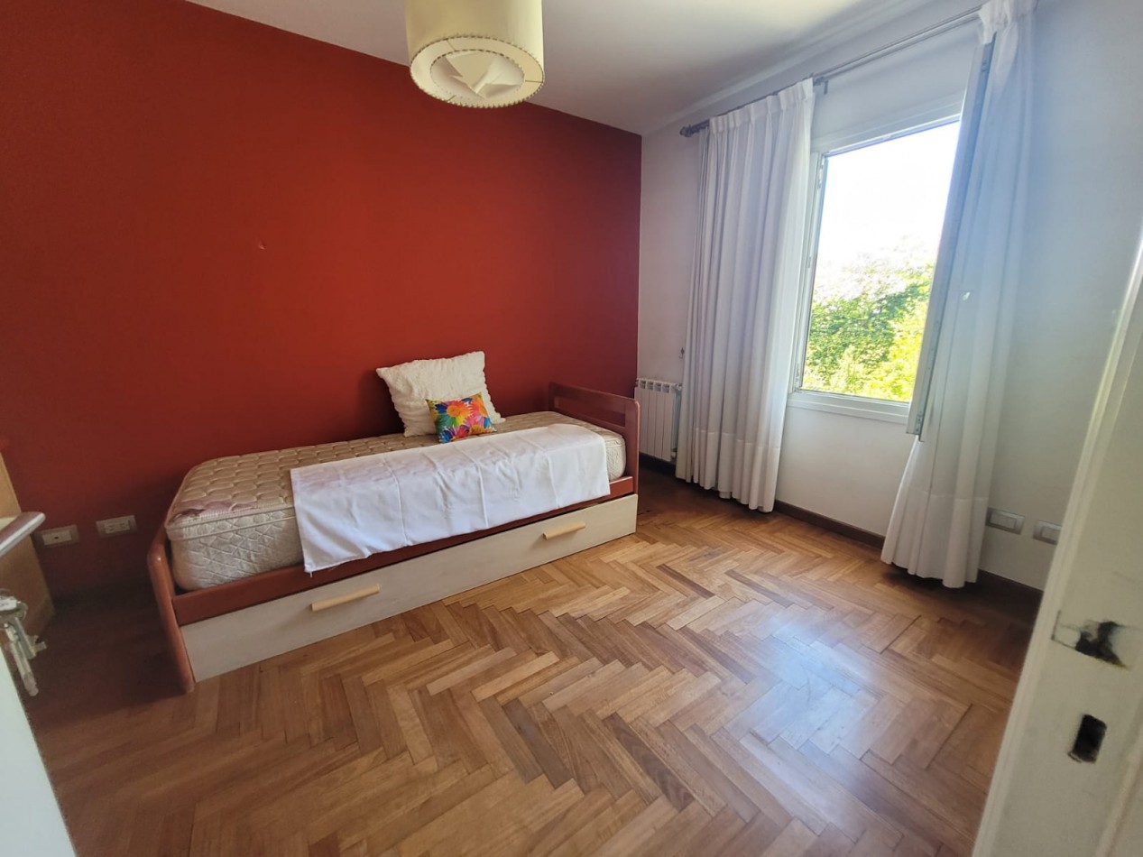 Los Troncos  Venta Chalet   4 ambientes - Quincho Parque 