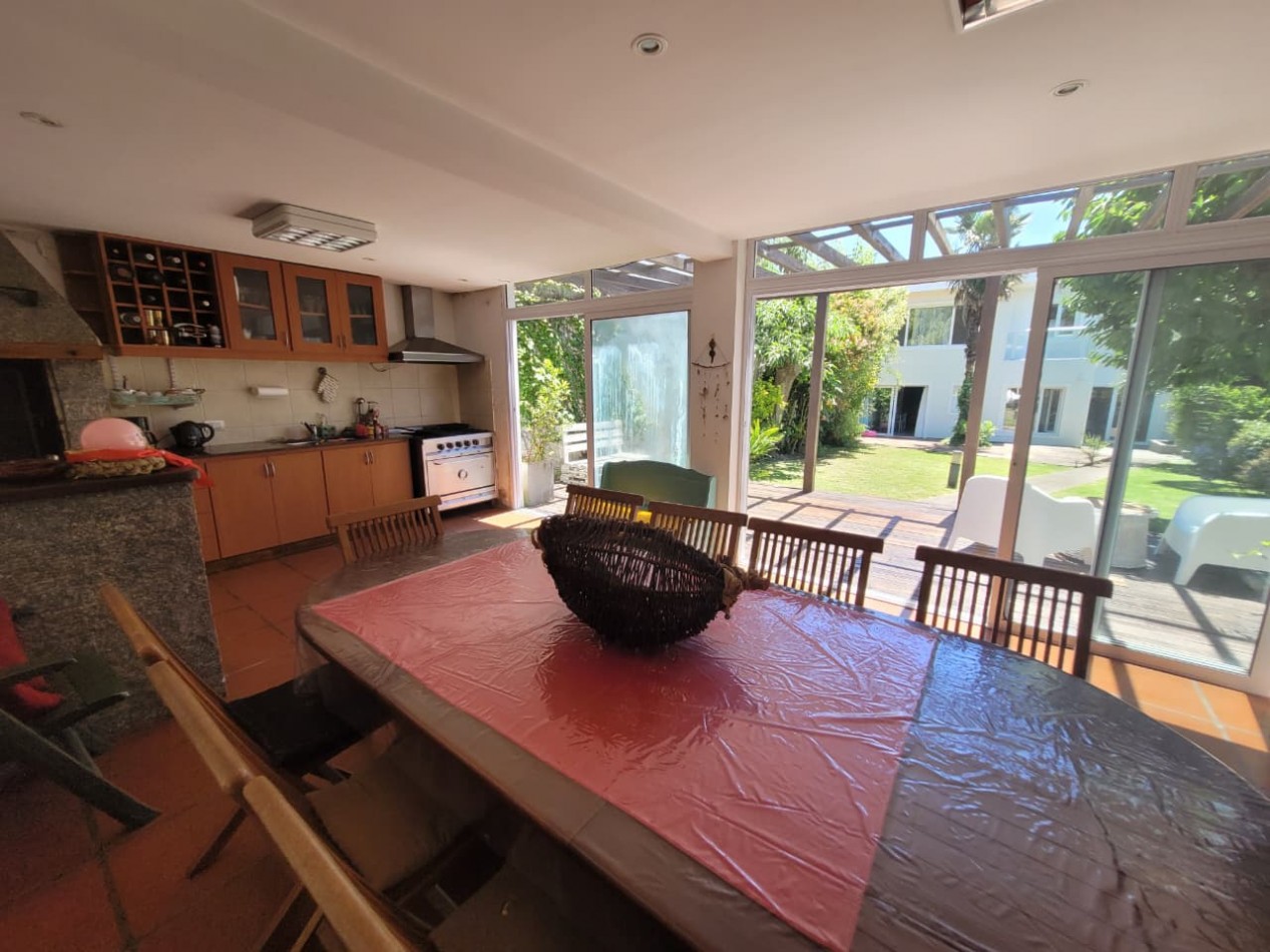 Los Troncos  Venta Chalet   4 ambientes - Quincho Parque 