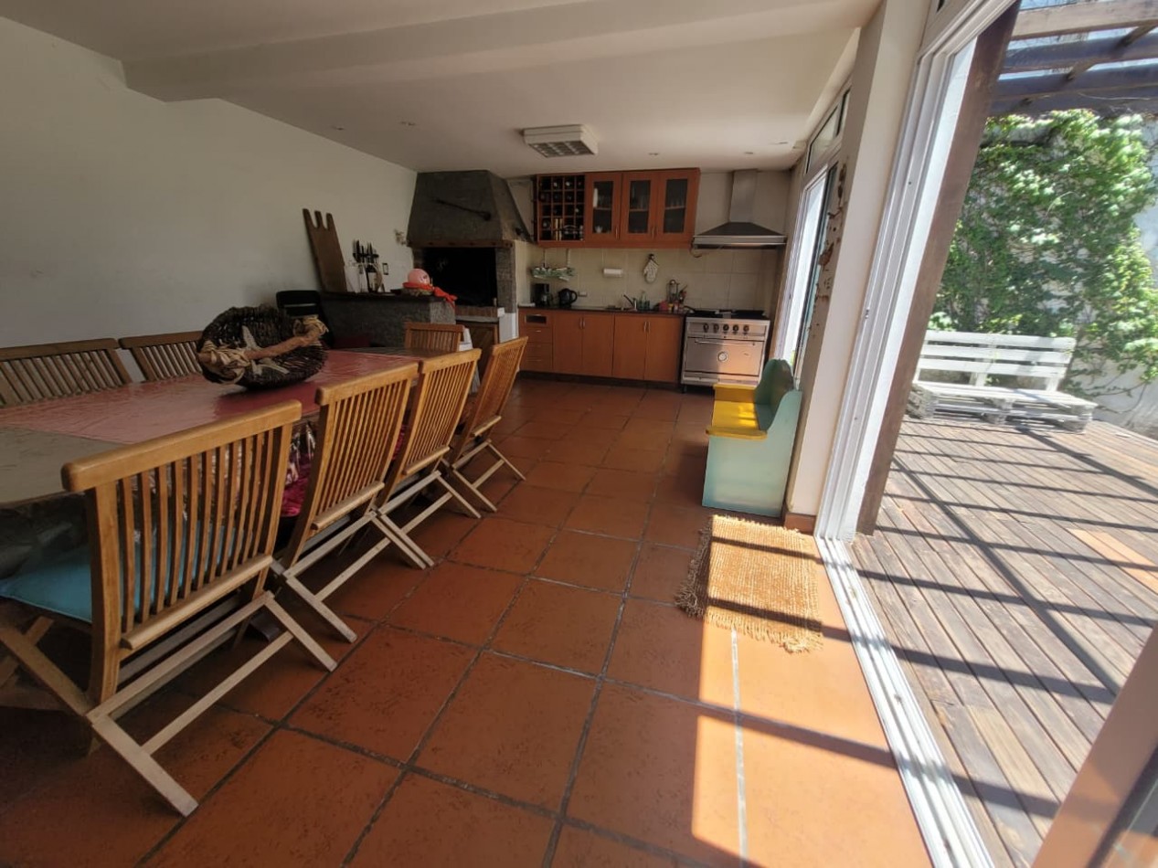 Los Troncos  Venta Chalet   4 ambientes - Quincho Parque 