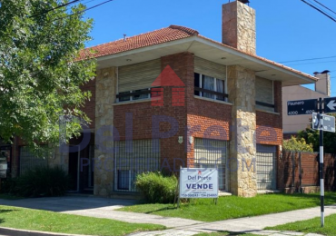 Venta Chalet y Local sobre calle  Paunero y Laprida 